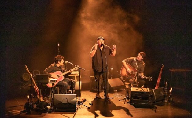 Mathieu Barrette, Simon Godin et Rapel d,Amour en cours de représentation du spectacle Le dernier jour de toute ma vie. Le spectacle était présenté au Théâtre du Bic dans le cadre de l'ouverture du festival Le rendez-vous des Grandes Gueules.